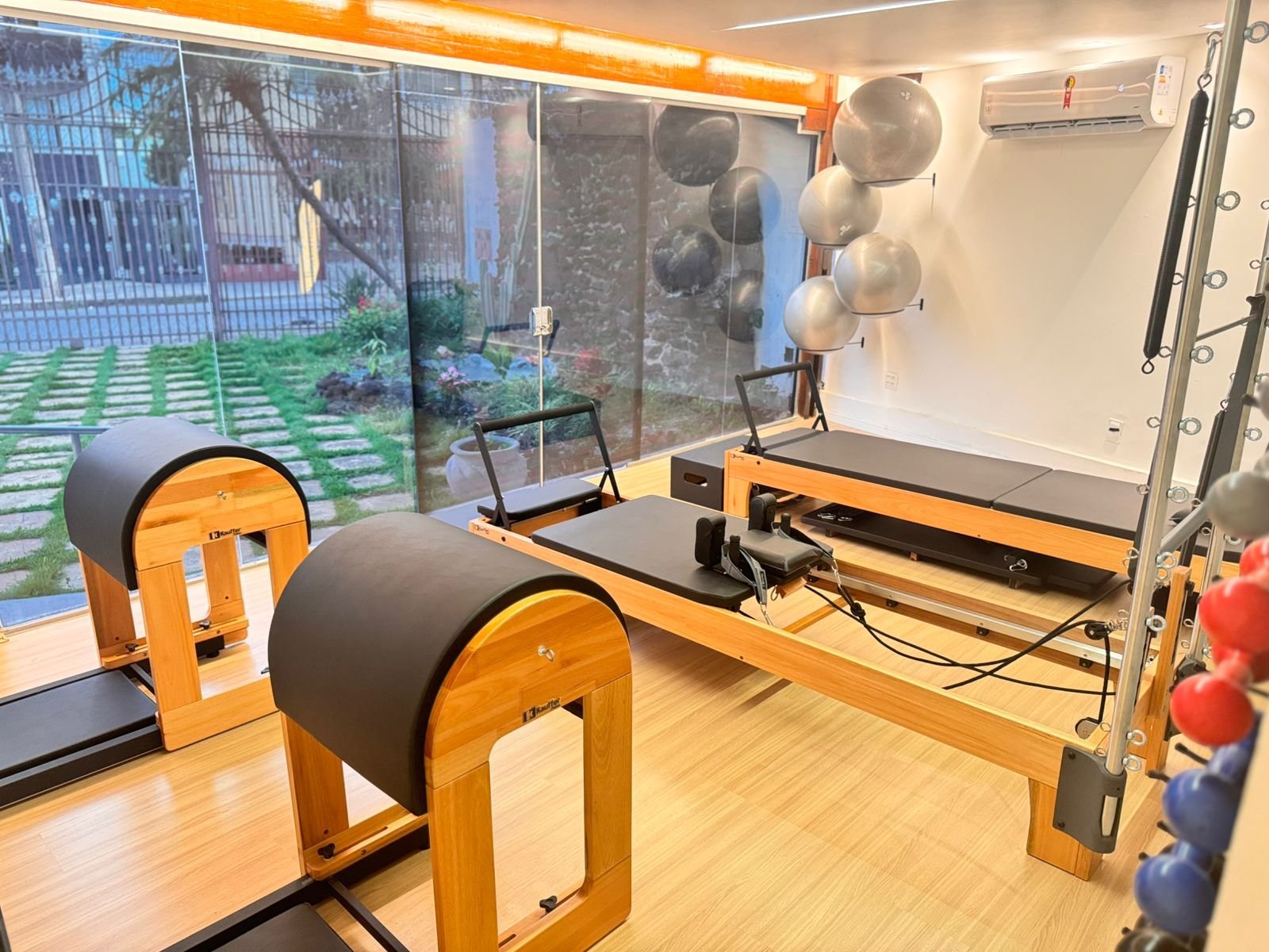 Visão geral do estúdio com aparelhos de Pilates